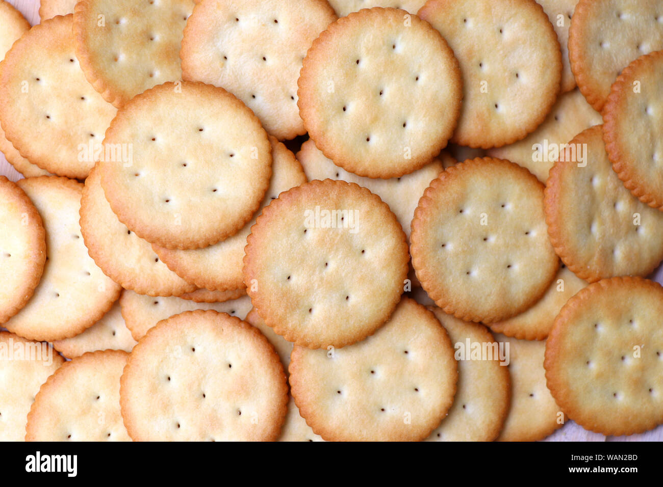 Biscotti cracker sfondo. Crackers gettare sul tavolo. Foto Stock