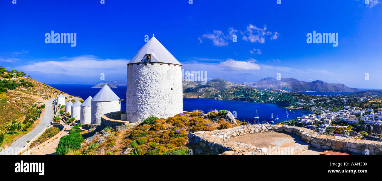 Meravigliosa isola di Leros, paesaggi mozzafiato con mulini a vento tradizionali.Dodecaneso, Grecia Foto Stock