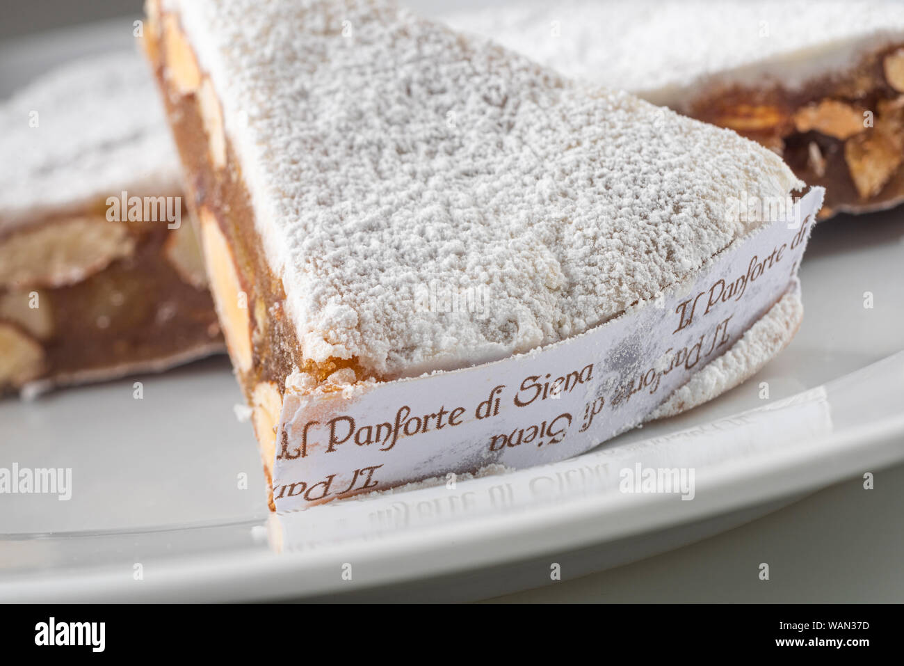 Tradizionale Panforte di Siena, Italia, un fragrante dolce italiano contenenti frutta e noci. Foto Stock