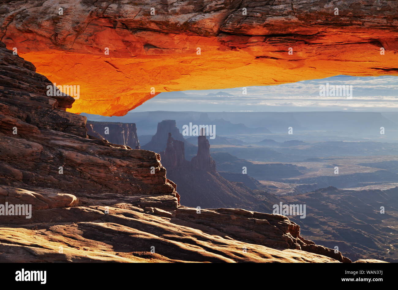 Mesa Arch all'alba nel Parco Nazionale di Canyonlands, Utah, Stati Uniti d'America Foto Stock