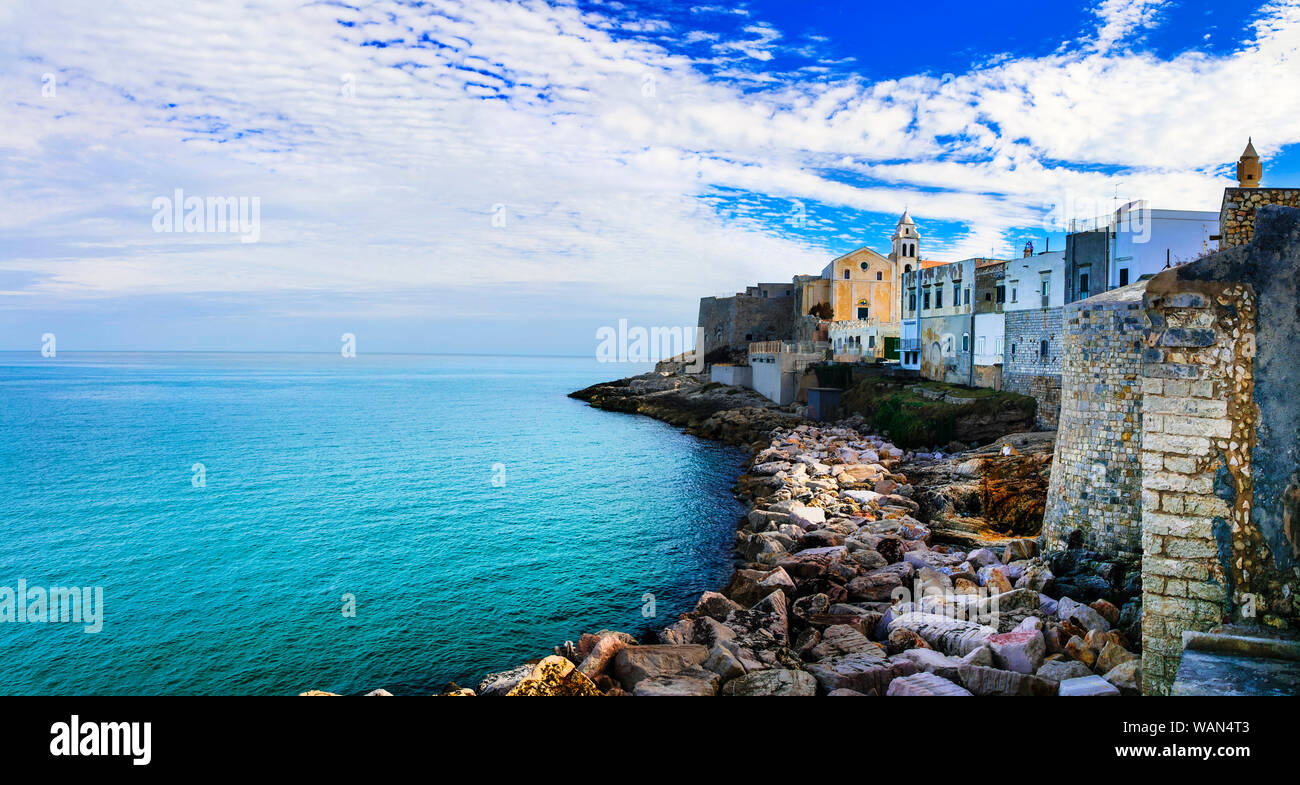 Vacanze italiane, bella città costiera in Puglia - Vieste Foto Stock