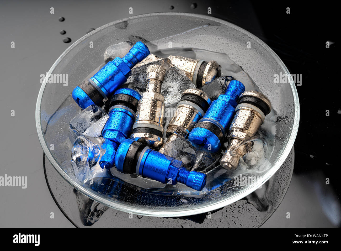 Metallo valvola pneumatico , morsetto-nel pneumatico tubeless pneumatico  ruota le valvole Schrader Foto stock - Alamy