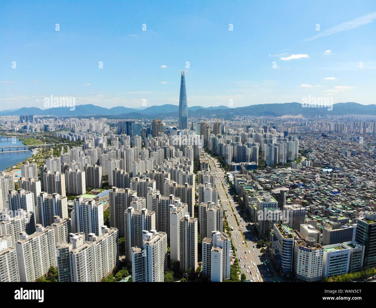 Vista aerea della città di Seoul skyline con Lotte torre a Jamsil sullo sfondo. Corea del Sud. Foto Stock