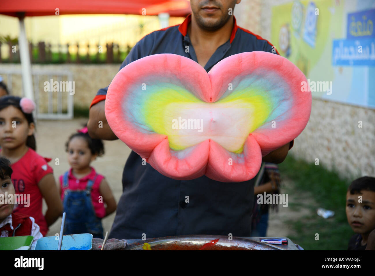 (190821) -- GAZA, Agosto 21, 2019 (Xinhua) -- Mohammed al-Wakeel, un 33-anno-vecchio palestinese che è buona a progettare il cotone caramelle in varie forme e colori, rende la caramella di cotone in un parco nella città di Gaza, 19 Agosto, 2019. (Str/Xinhua) Foto Stock