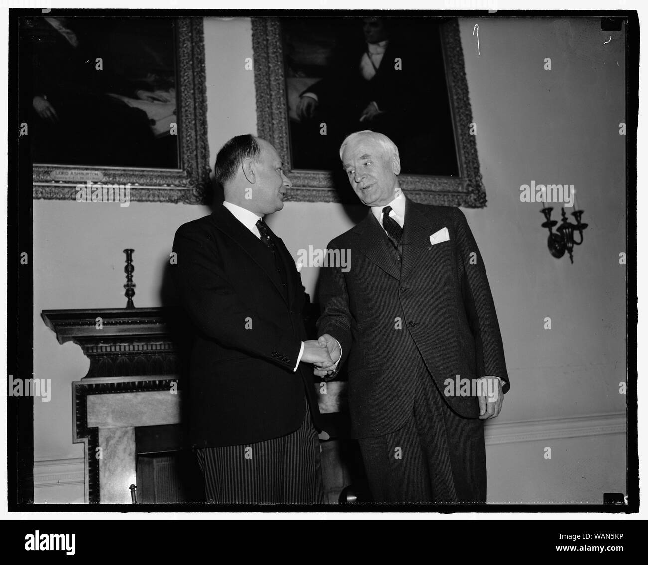 Cordell Hull (destra) con unidentified Foto Stock