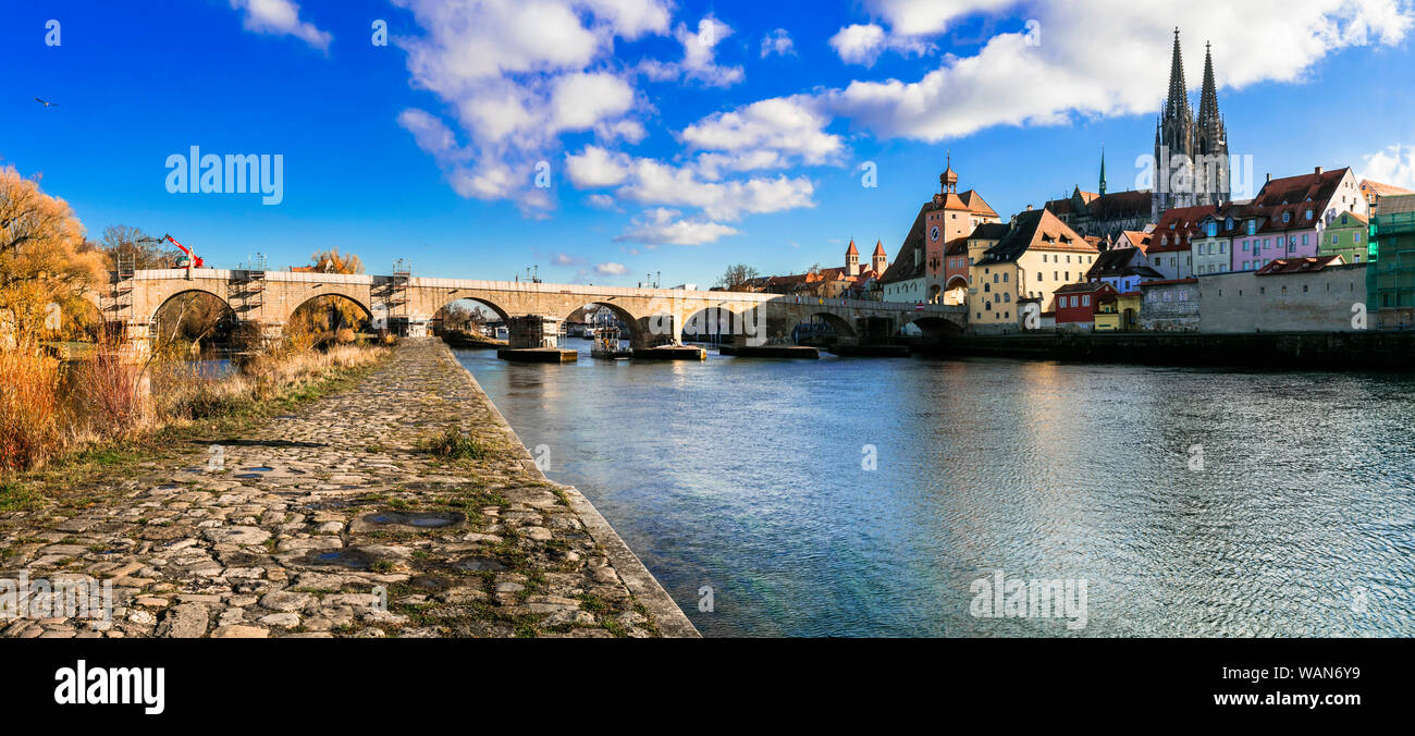 Splendida cittadina Ratisbona in Baviera, oltre il fiume Danubio, punti di riferimento della Germania Foto Stock