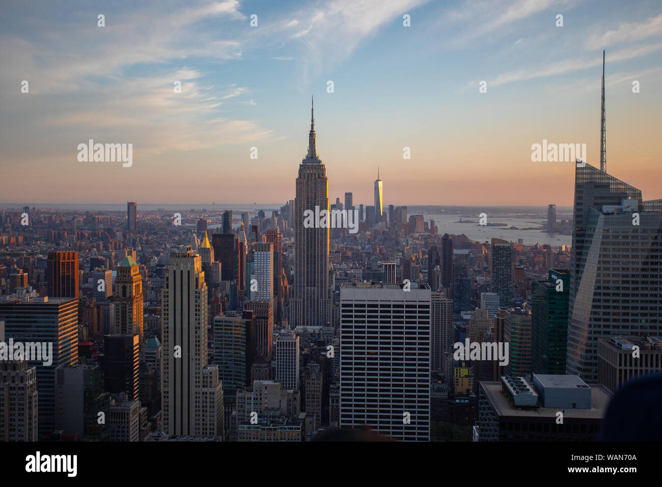 New York tramonto dal Rockefeller guardando sopra Manhattan verso l'Empire State Building Foto Stock