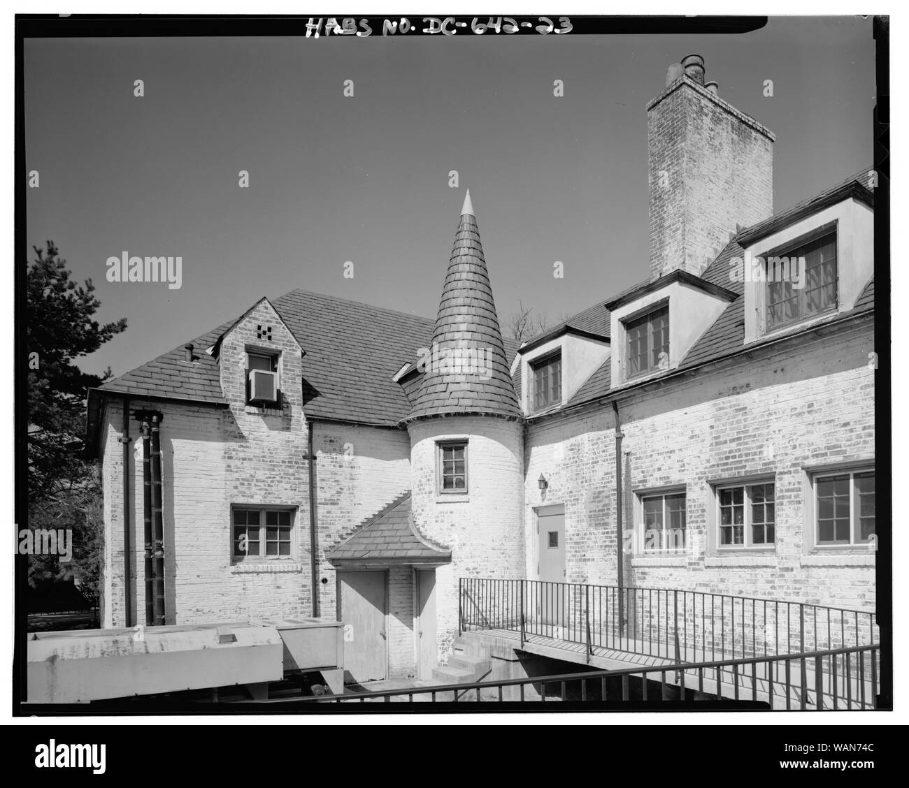 Angolo fuoco torre di fuga a un angolo di ala nord (ala 2); inglese: vista nord mostra angolo fuoco torre di fuga a un angolo di ala nord (ala 2) - Ospedale per i bambini malati, 1731 Bunker Hill Road, Nordest, Washington, Distretto di Columbia, DC Foto Stock