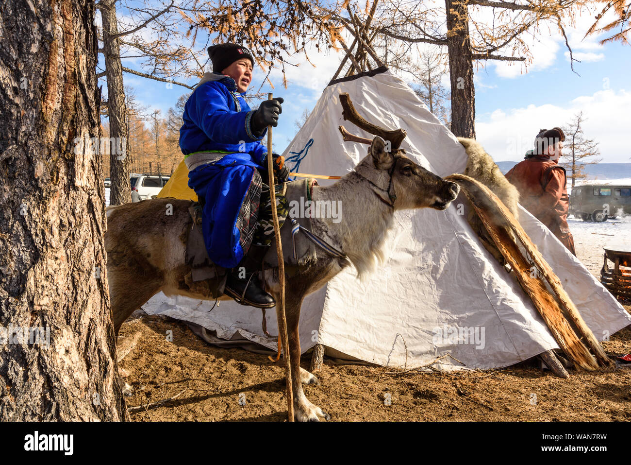 Hatgal, Mongolia, febbraio 25, 2018: Piccolo tsaatan boys in mongolo tradizionale cavallo di renne. Foto Stock