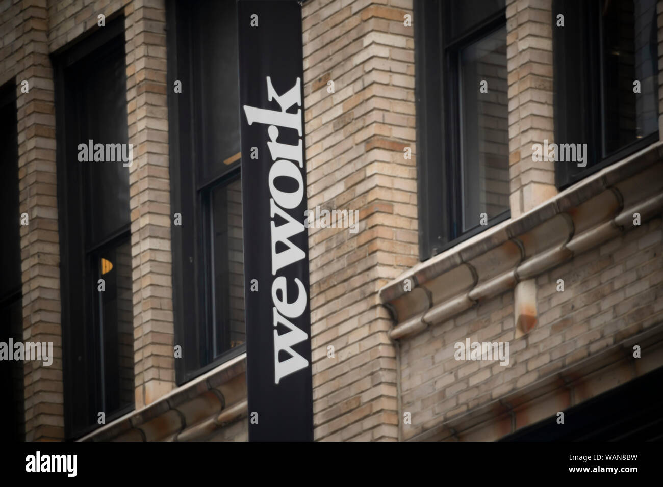 Un segno annuncia la posizione di un WeWork co-spazio di lavoro ubicazione nel quartiere di Chelsea di New York venerdì 16 agosto, 2019. WeWork è riferito di avere archiviato per un'offerta pubblica iniziale. (© Richard B. Levine) Foto Stock