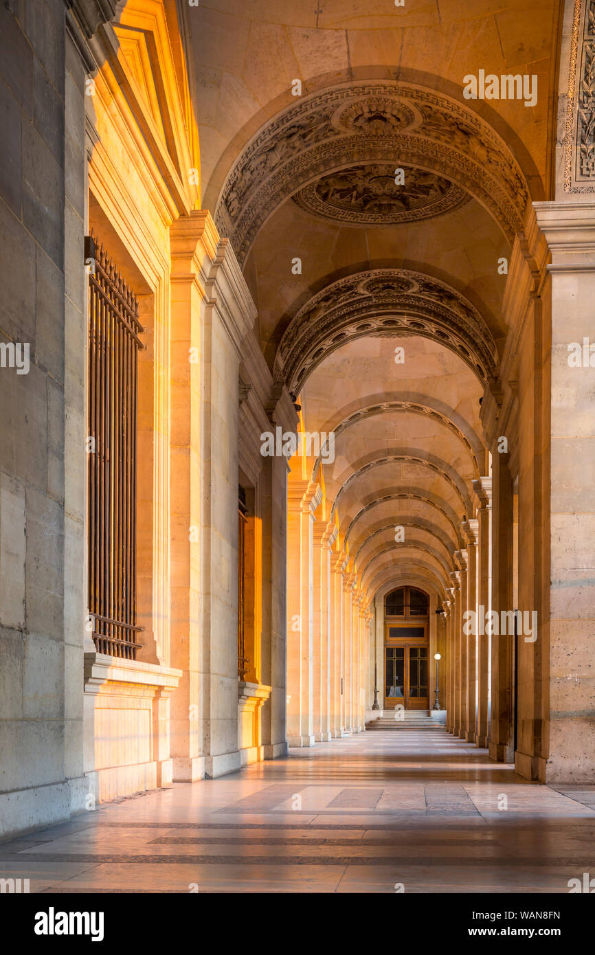 Soffitto ad arco sulla passeggiata intorno al Musee du Louvre, Parigi, Francia Foto Stock