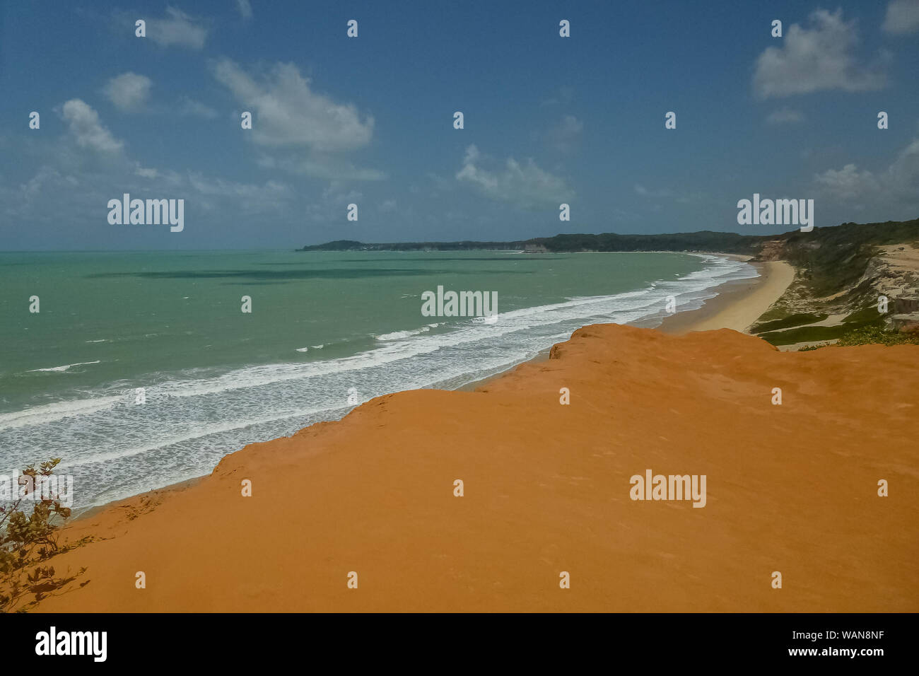 Panorama della spiaggia brasiliana bagnata dalle onde dell'oceano Foto Stock