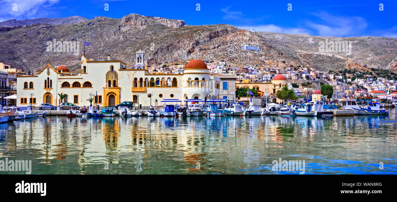 Bellissima isola di Kalymnos,vista con le barche da pesca tradizionali,case colorate e Cattedrale,Grecia. Foto Stock