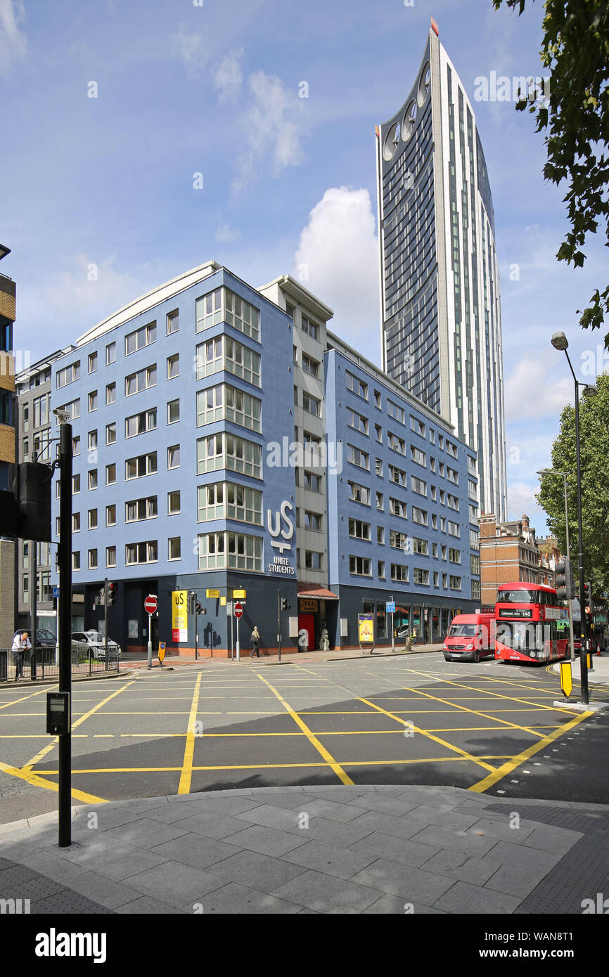 Julian Markham House, unite gli studenti alloggiamento blocco su Walworth Road, Londra, Regno Unito, nei pressi di Elephant e Castle. Torre strata in background. Foto Stock