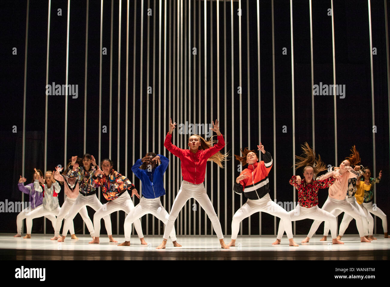 L'Esercito di zucchero che è composta di giovani ballerini di sesso femminile di età compresa tra i 14-18 da Edimburgo, eseguire estratti sul palcoscenico da 'Hard per essere morbido: A Belfast preghiera' al Lyceum Theatre durante il 2019 Edinburgh International Festival. Foto Stock