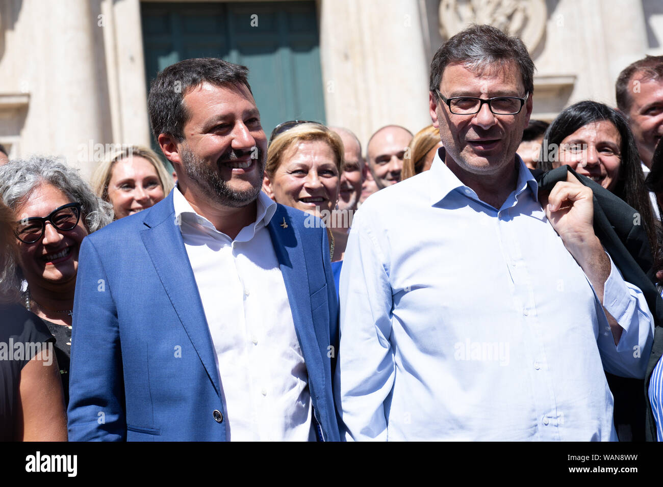 Il Ministro degli Interni, Matteo Salvini visto prima di una conferenza stampa di fronte a Montecitorio a Roma. Foto Stock