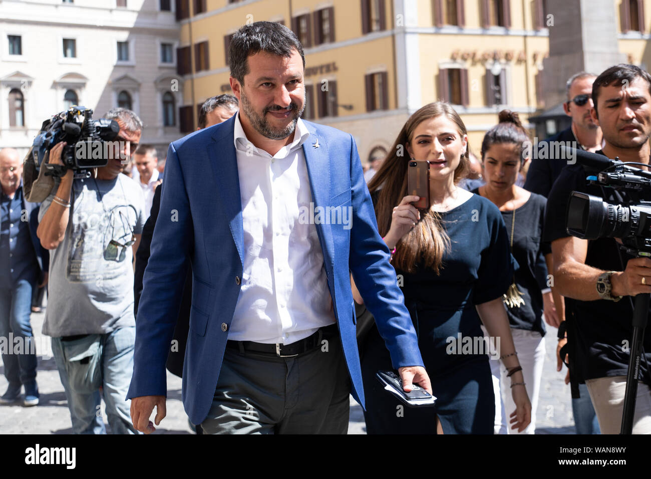 Il Ministro degli Interni, Matteo Salvini visto prima di una conferenza stampa di fronte a Montecitorio a Roma. Foto Stock