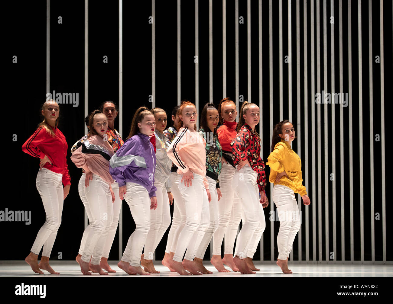 L'Esercito di zucchero che è composta di giovani ballerini di sesso femminile di età compresa tra i 14-18 da Edimburgo, eseguire estratti sul palcoscenico da 'Hard per essere morbido: A Belfast preghiera' al Lyceum Theatre durante il 2019 Edinburgh International Festival. Foto Stock