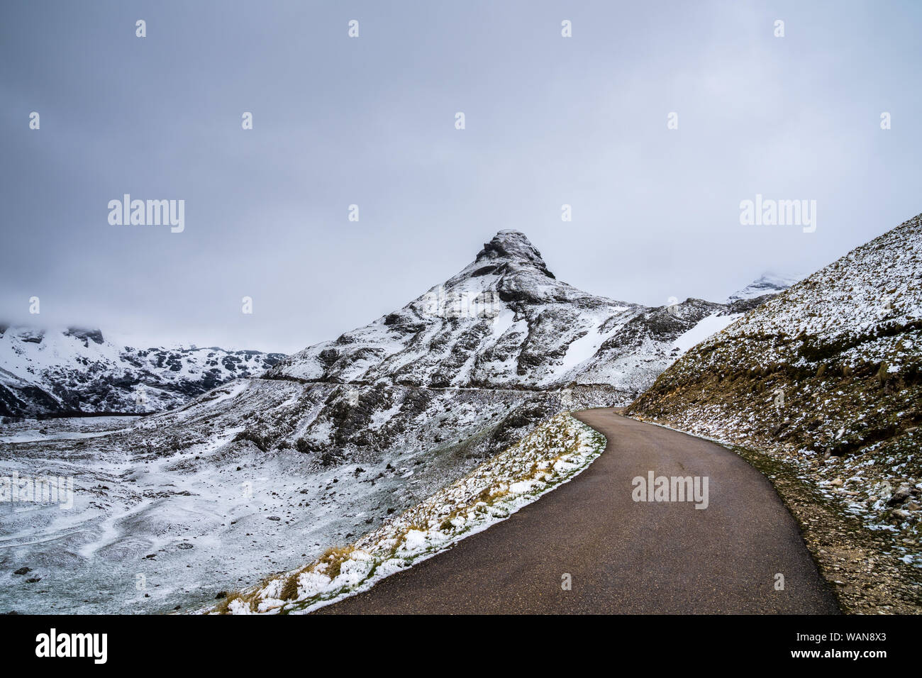 Montenegro, famoso spettacolare percorso panoramico di sedlo passano attraverso le montagne del Parco Nazionale Durmitor natura paesaggio coperto di neve in primavera Foto Stock