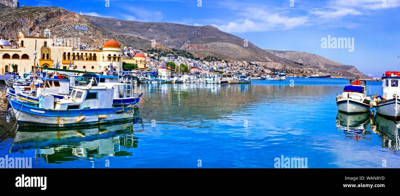 Bellissima isola di Kalymnos,vista con le barche da pesca tradizionali,case colorate e Cattedrale,Grecia. Foto Stock
