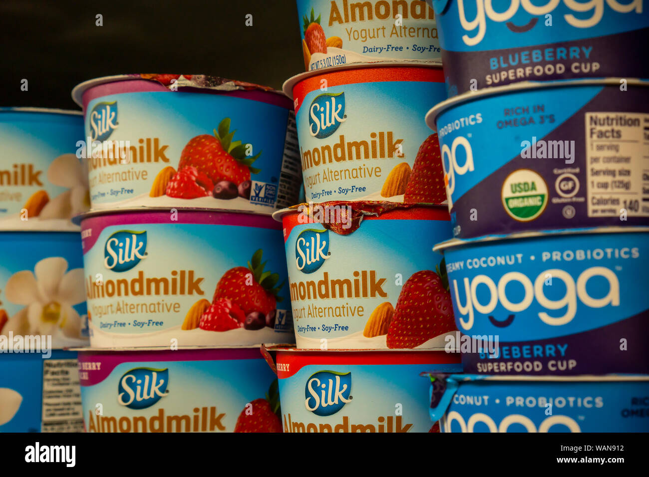 Contenitori di a base di piante non-dairy yogurt in un supermercato raffreddatore in New York martedì, 20 agosto 2019. (© Richard B. Levine) Foto Stock