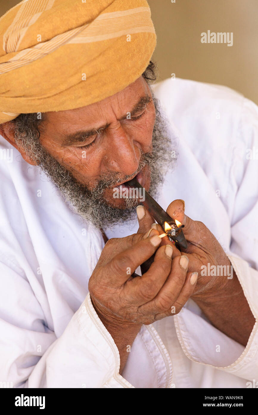 Accendere Una Sigaretta Immagini E Fotos Stock Alamy