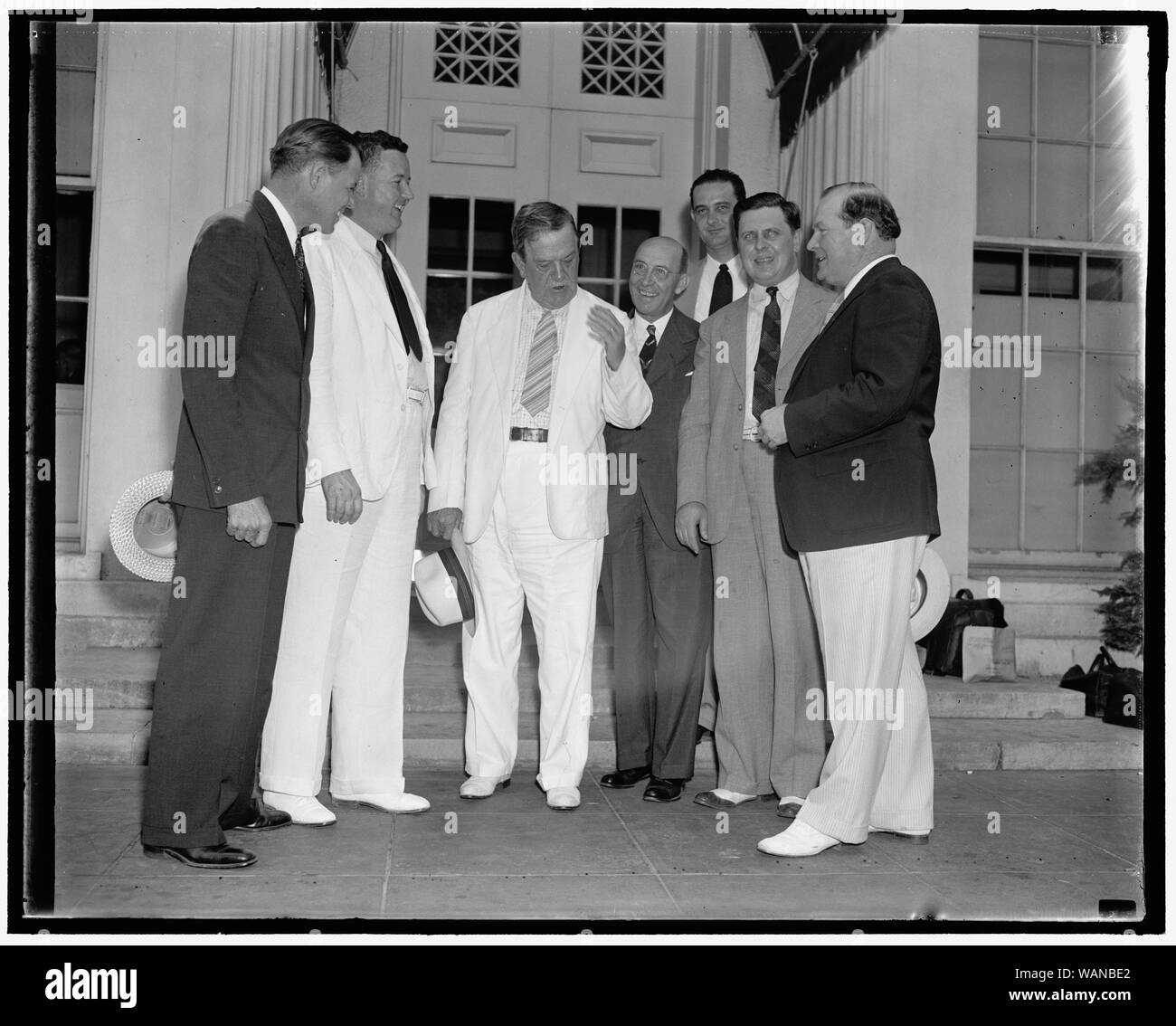 Stato di cotone Solons presente esige per la promulgazione del programma farm al presidente. Washington, D.C., ago 5. Guidata dal senatore Ellison D. il cotone ed Smith, della Carolina del Sud, una delegazione di deputati dal cotone membri ha invitato il presidente Roosevelt oggi e hanno presentato le loro richieste per la promulgazione di una fattoria il programma prima del rinvio del congresso. Dopo la conferenza di un portavoce del gruppo ha detto ai giornalisti ha sentito il presidente dovrebbe rendere la stabilizzazione dei prestiti nel quadro degli attuali poteri discrezionali, probabilmente attraverso la Commodity Credit Corporation, su tutte le materie prime di base se dato assura definita Foto Stock