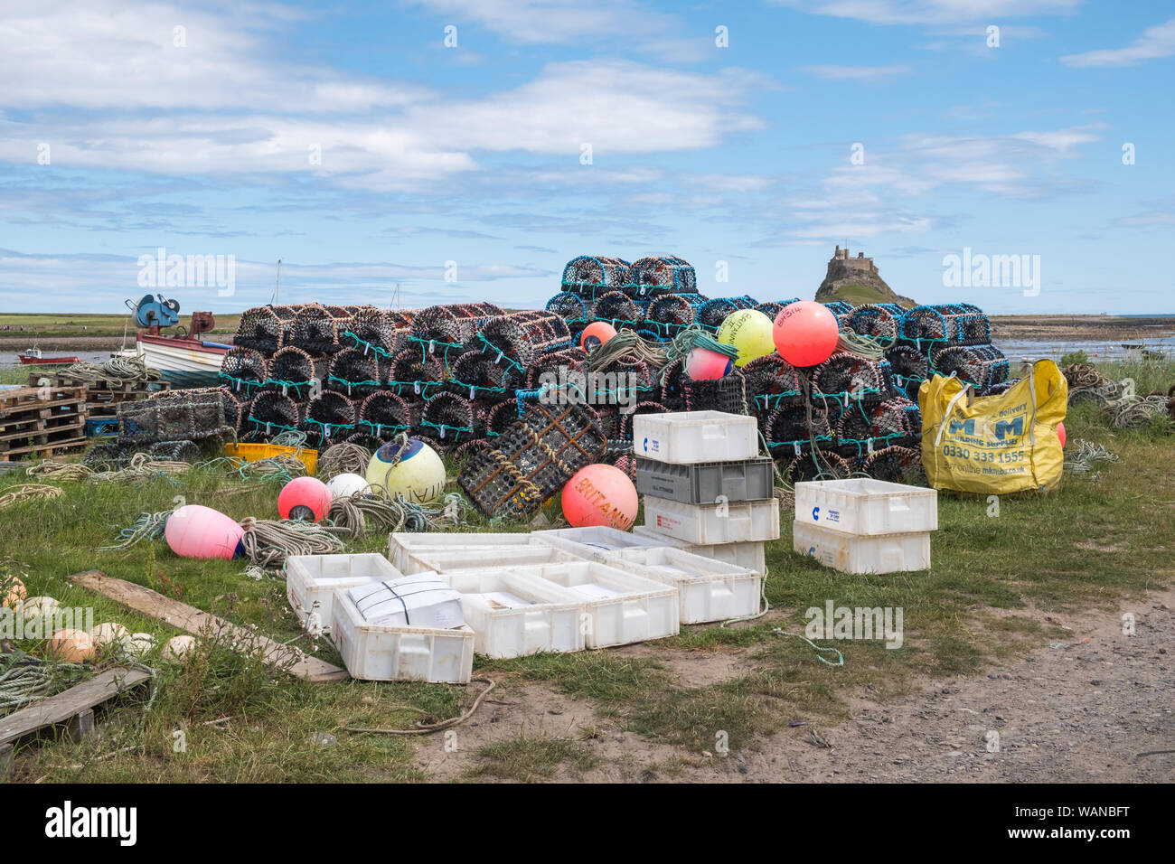 Fishermens' aragosta e granchio pentole in ordinate cataste sul Santo Isola di Lindisfarne in Northumberland, Regno Unito Foto Stock