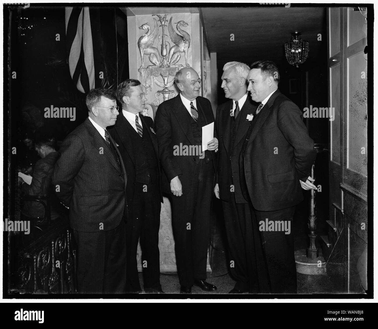 Il Consiglio di Stato si riunisce i governi. Washington D.C. Il procuratore generale Homer S. Cummings è il principale oratore oggi come la terza assemblea generale del Consiglio di Stato governi convocato presso il Mayflower Hotel. Egli è raffigurato con i delegati per i consigli. Da sinistra a destra: il Commissario William Ellis del New Jersey, Presidente della Commissione Interstatale sulla sicurezza sociale; giudice Richard Hartshorne del New Jersey; Procuratore Generale Cummings, Governi ed ex Governatore dell'Indiana; e Gov. Gordon Browning del Tennessee Foto Stock