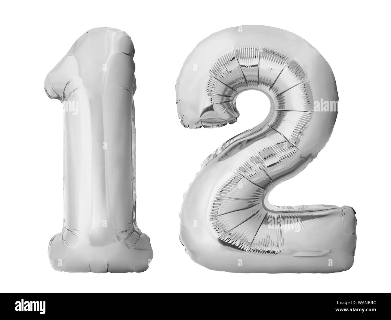 Numero 12 dodici in palloncini gonfiabili d'argento isolati sfondo bianco Foto Stock
