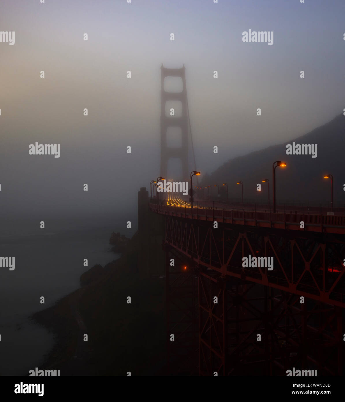 Luce di nebbia sentieri sul Golden Gate Bridge Foto Stock