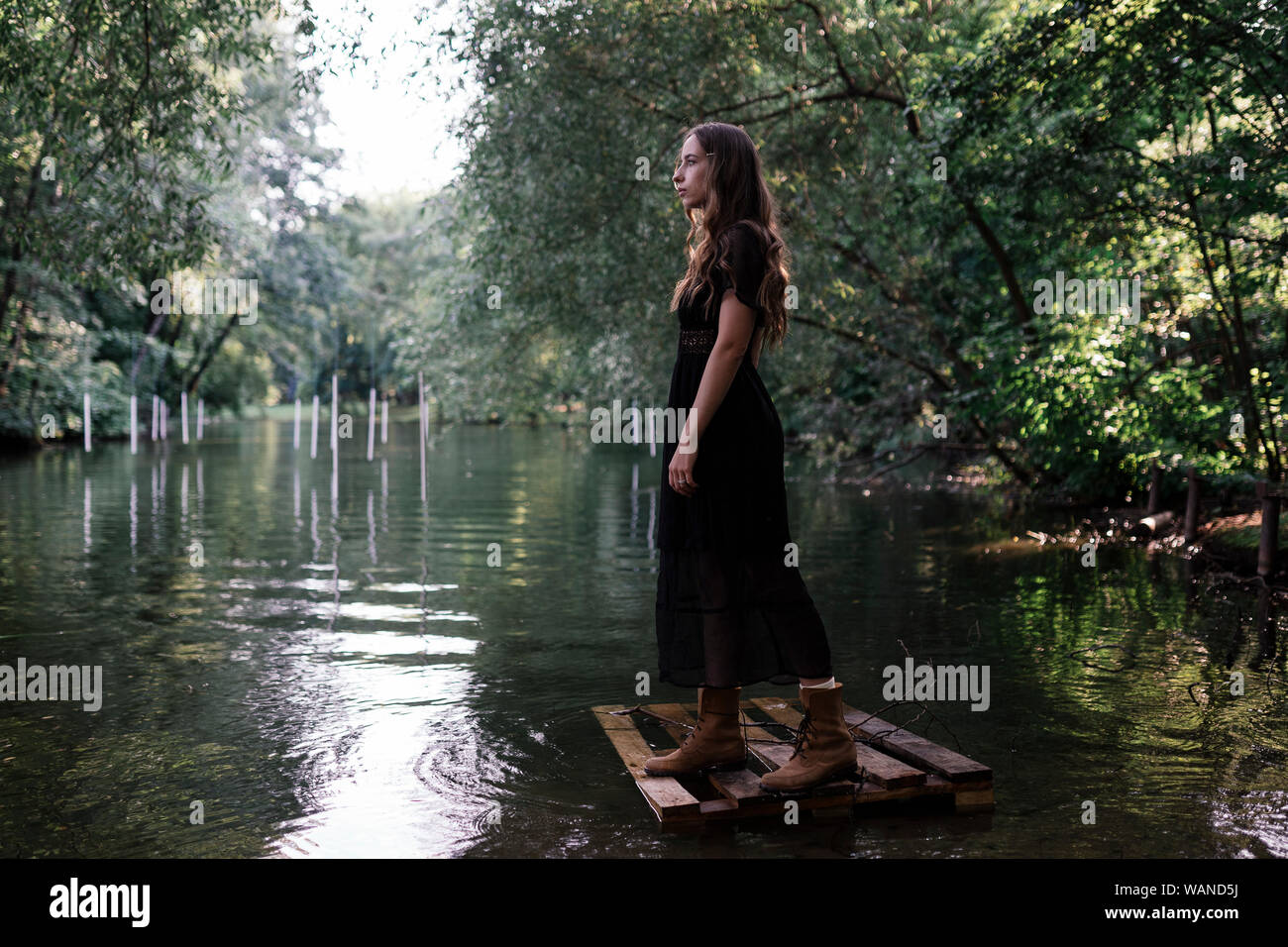 Donna sulla natura vicino al fiume Foto Stock