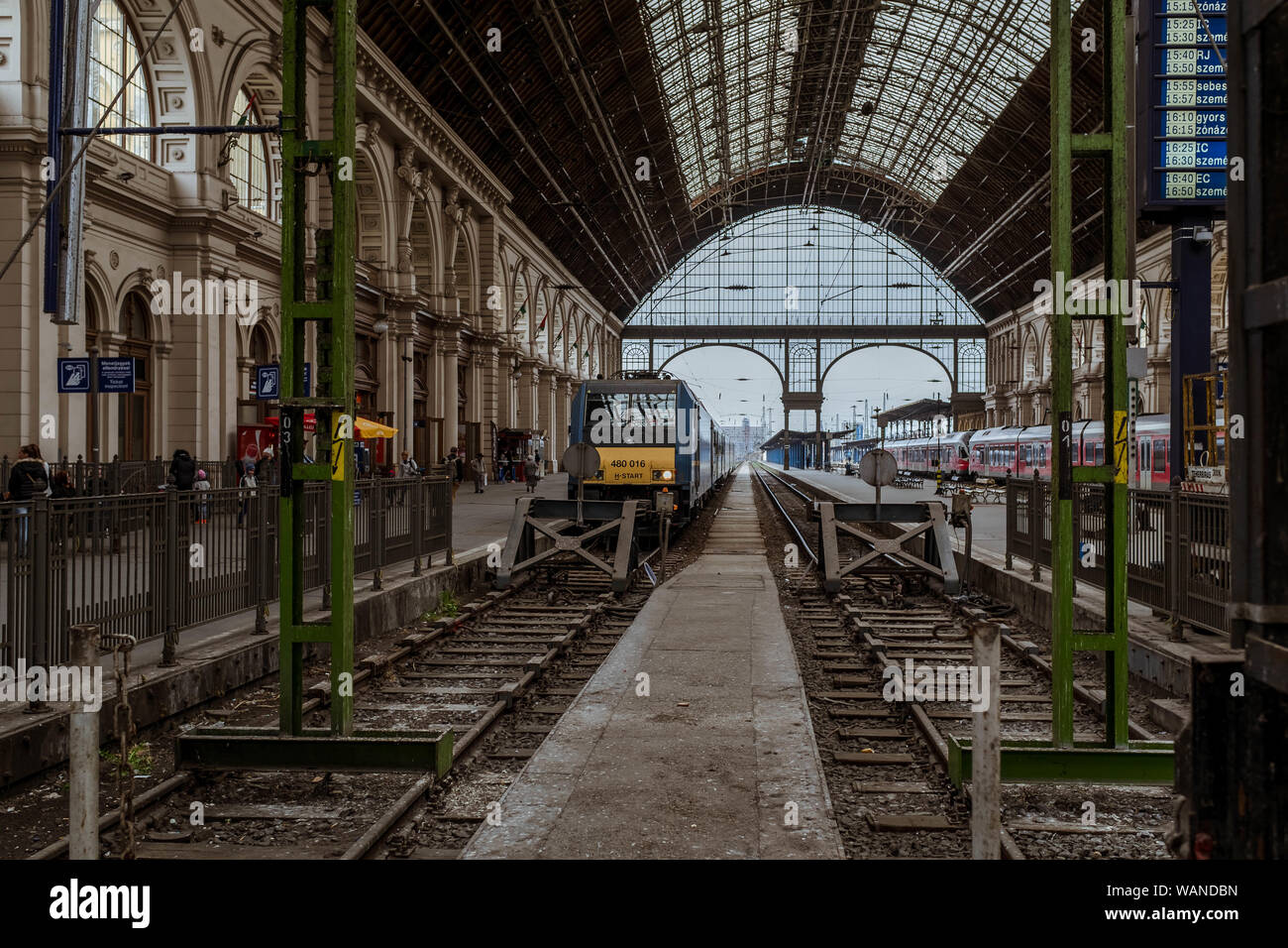 Il treno in attesa di partenza all'interno del alla stazione ferroviaria di Keleti a Budapest. Foto Stock