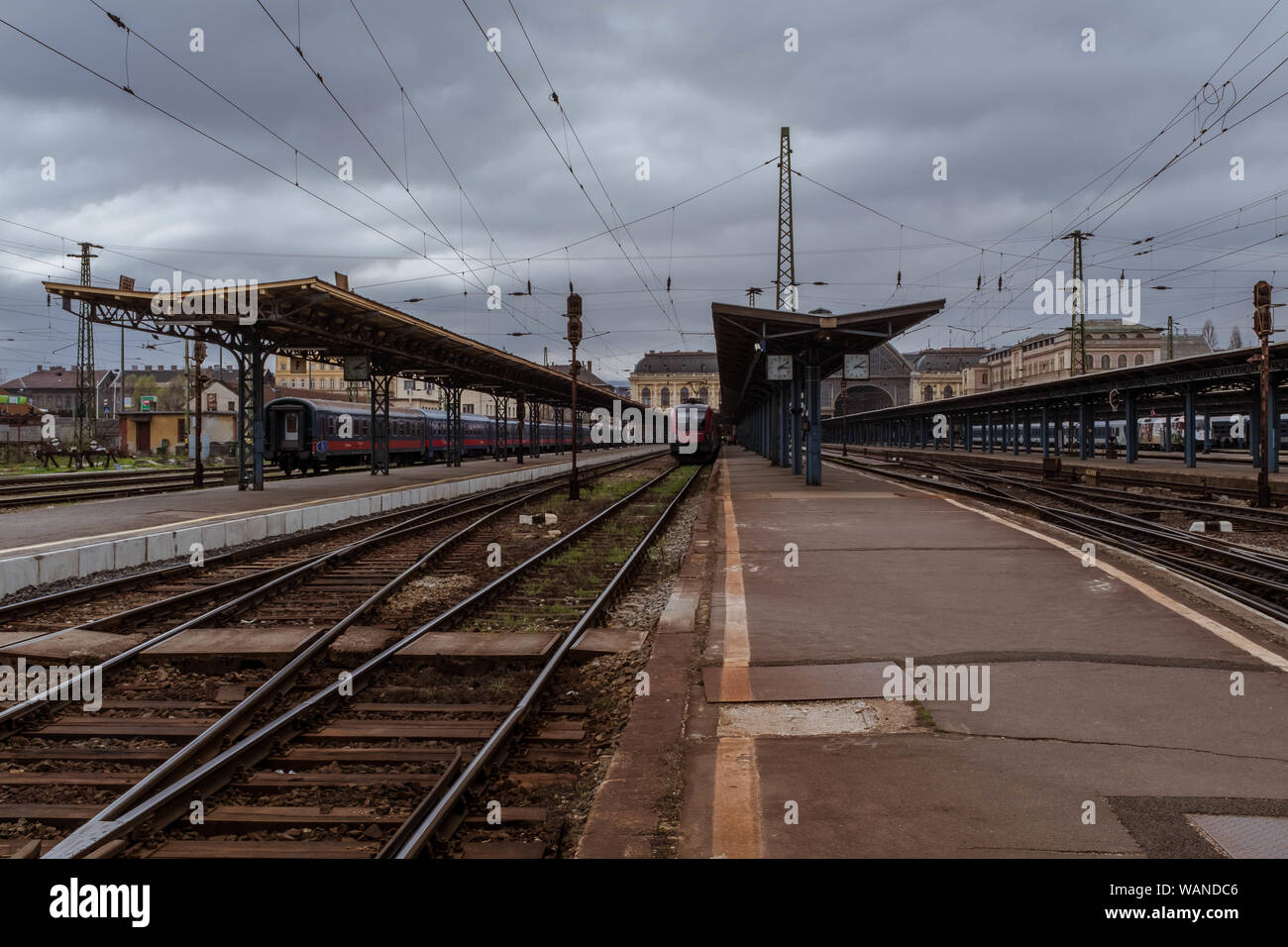 Piattaforme ferroviarie e treni in alla stazione ferroviaria di Keleti a Budapest. Foto Stock