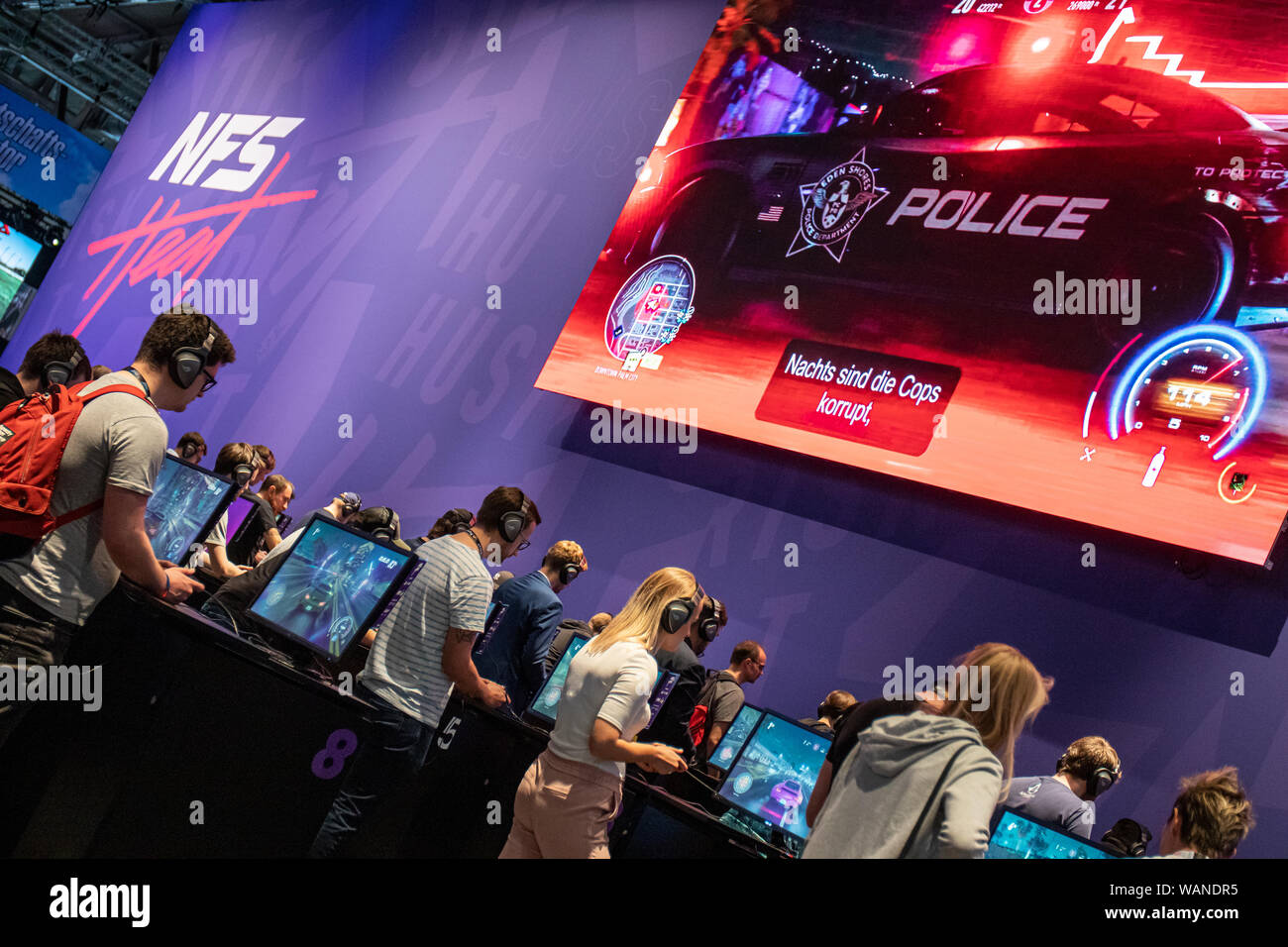 Colonia, Germania. 20 agosto 2019. Gamescom 2019: i visitatori sono la riproduzione di gioco di corse Need for Speed calore mediante publisher Electronic Arts. Gamescom è la più grande fiera per computer e video games, a Koelnmesse di Colonia, Germania, dal 20 al 24 agosto 2019. Photocredit: Christian Lademann Foto Stock