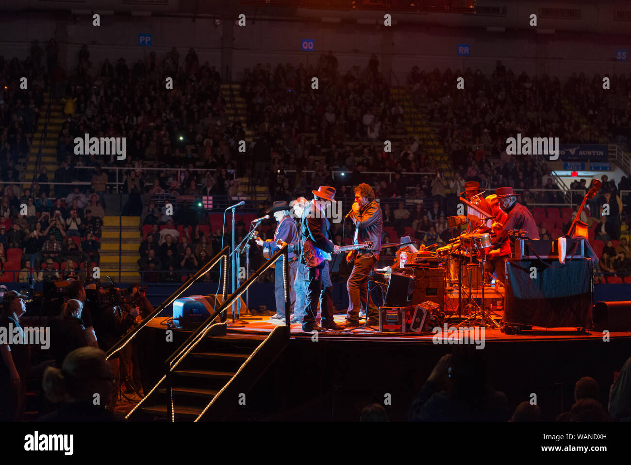 Paese cantante-cantautori legend Willie Nelson, età 80 al momento di questa fotografia, esegue con la sua band, famiglia, al Rodeo Austin, la città di stock annuale mostra e rodeo. Il borsista in Fedora, introdotto al pubblico solo come Johnny, è attore di Hollywood Johnny Depp, lui stesso un abile chitarrista Foto Stock