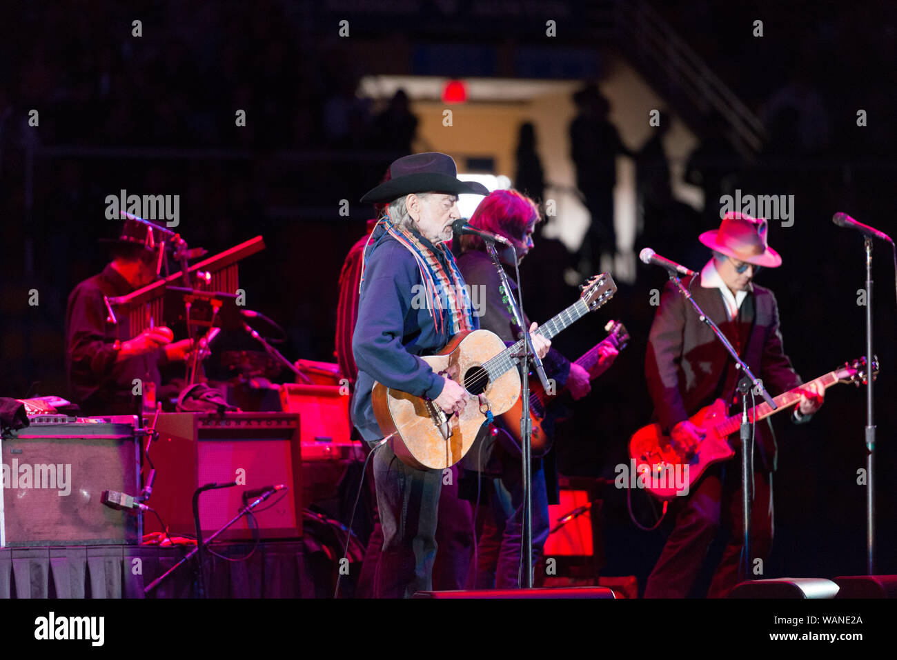 Paese cantante-cantautori legend Willie Nelson, età 80 al momento di questa fotografia, esegue con la sua band, famiglia, al Rodeo Austin, la città di stock annuale mostra e rodeo. Il borsista in Fedora, introdotto al pubblico solo come Johnny, è attore di Hollywood Johnny Depp, lui stesso un abile chitarrista Foto Stock