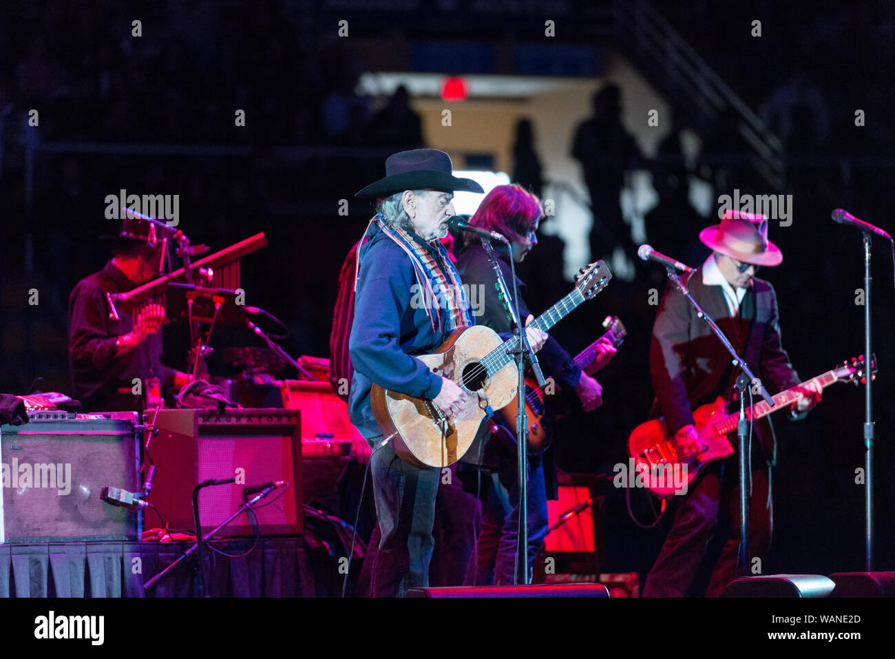 Paese cantante-cantautori legend Willie Nelson, età 80 al momento di questa fotografia, esegue con la sua band, famiglia, al Rodeo Austin, la città di stock annuale mostra e rodeo. Il borsista in Fedora, introdotto al pubblico solo come Johnny, è attore di Hollywood Johnny Depp, lui stesso un abile chitarrista Foto Stock