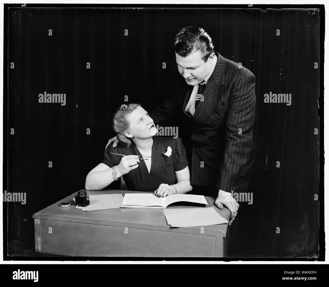 Giovane che lavora fuori bilancio Foto Stock