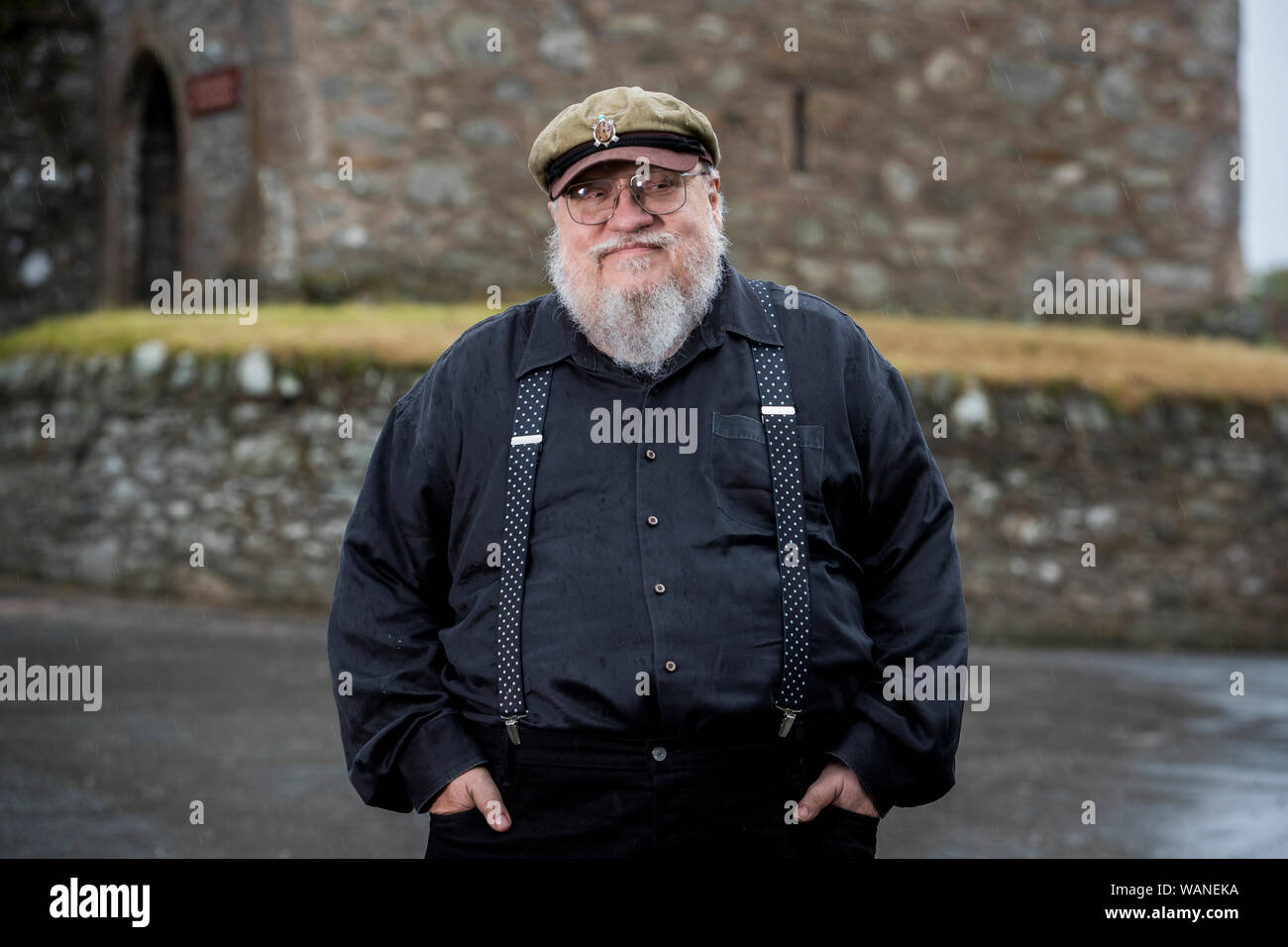 George R. R. Martin, romanziere americano e scrittore di storia breve, meglio conosciuto per la sua serie di epici romanzi fantasy, A Song of Ice and Fire, Che è stato adattato nella serie HBO Game of Thrones si trova presso il castello immaginario di Winterfell nei terreni della proprietà del National Trust, Castle Ward, dove sono state girate le scene della serie, davanti a un pubblico con George al teatro di Castle Ward questa sera. Foto Stock