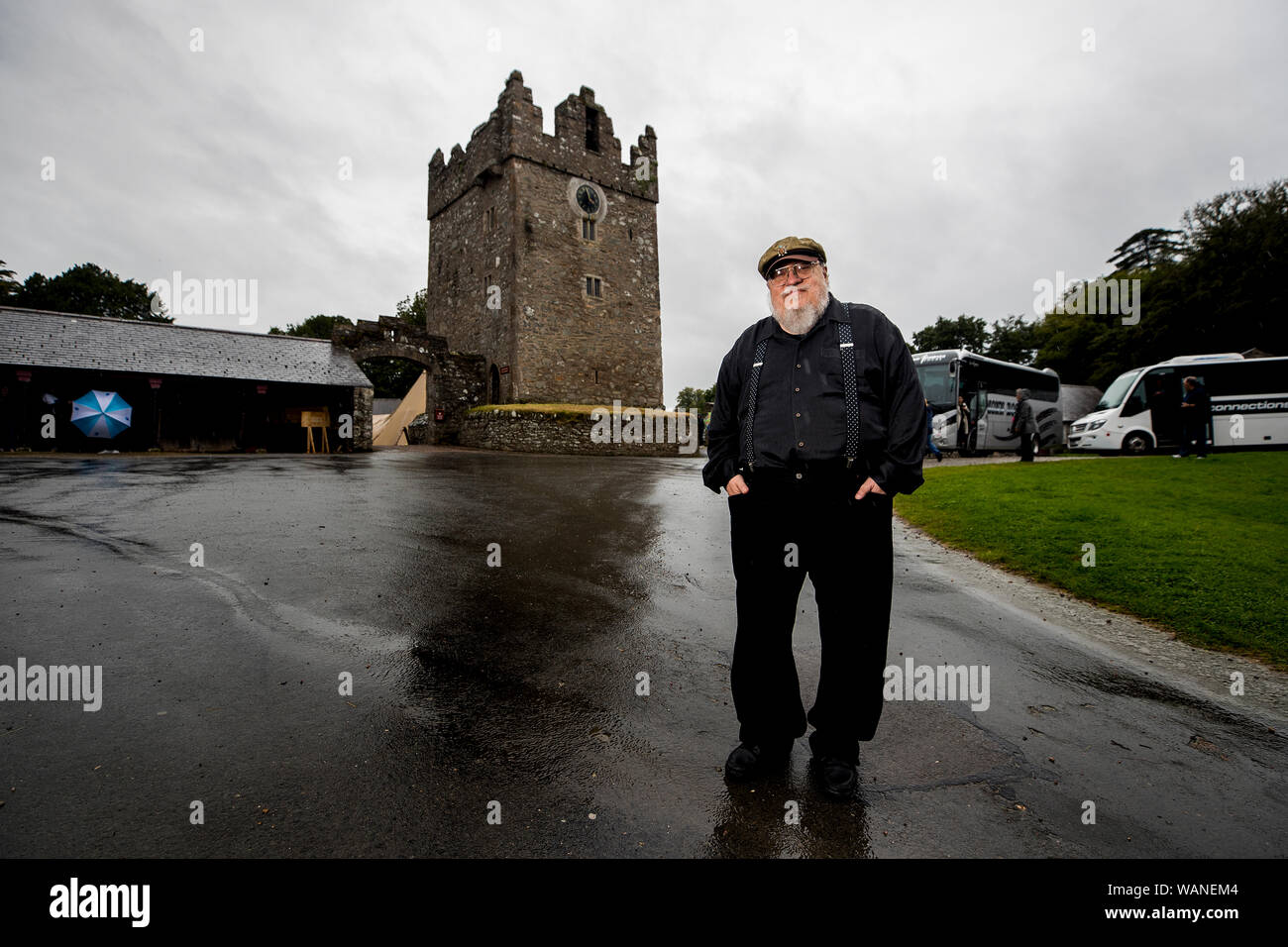 George R. R. Martin, romanziere americano e scrittore di storia breve, meglio conosciuto per la sua serie di epici romanzi fantasy, A Song of Ice and Fire, Che è stato adattato nella serie HBO Game of Thrones si trova presso il castello immaginario di Winterfell nei terreni della proprietà del National Trust, Castle Ward, dove sono state girate le scene della serie, davanti a un pubblico con George al teatro di Castle Ward questa sera. Foto Stock