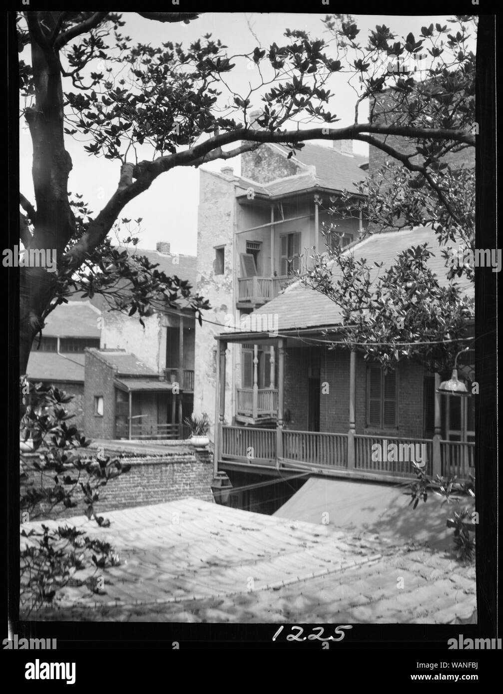 Courtyard balconi e livelli superiori di case, New Orleans Foto Stock