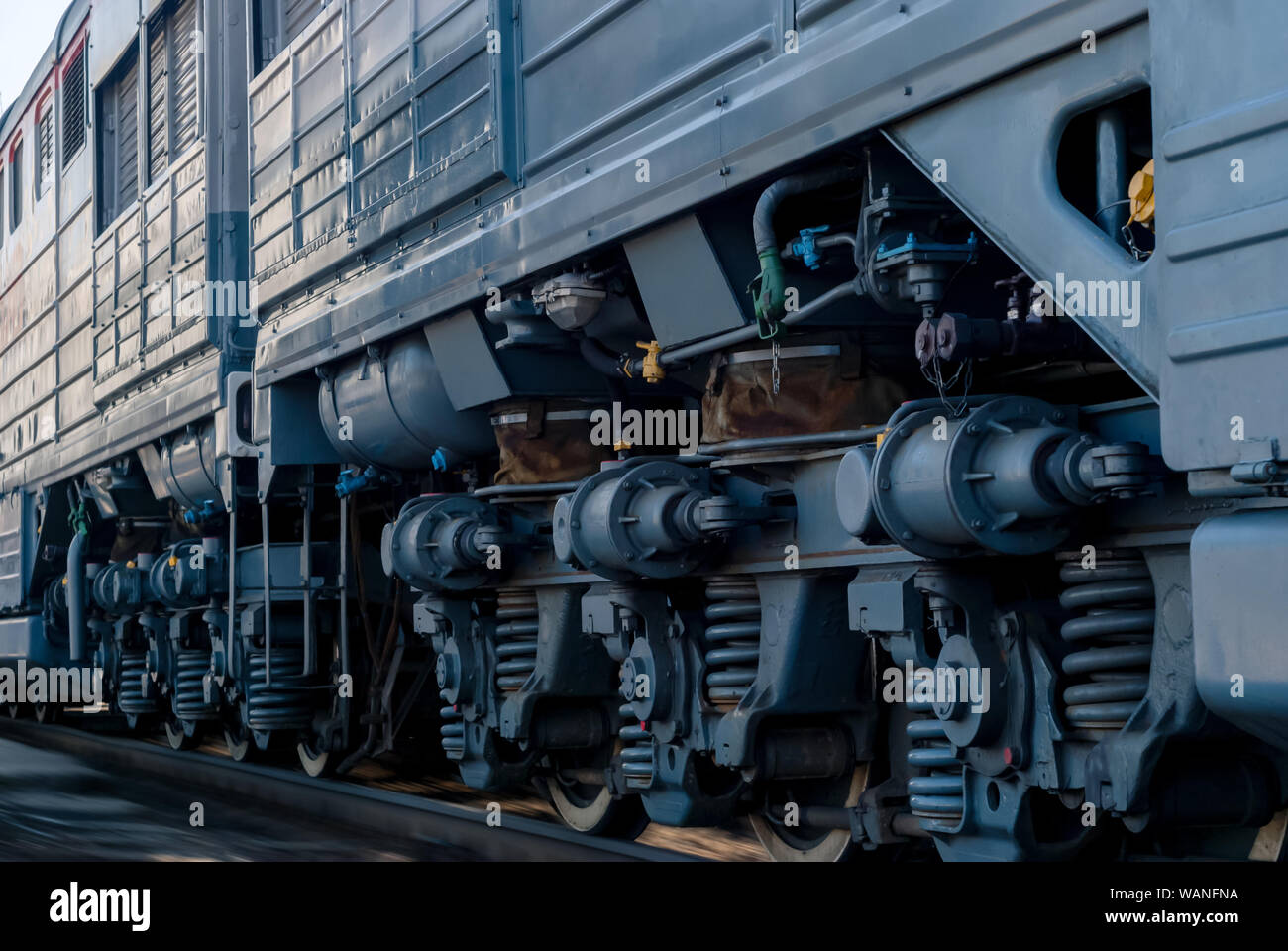 Frammento di un soleggiato moderno locomotore su di una pista con carrello telai estendentisi in prospettiva Foto Stock