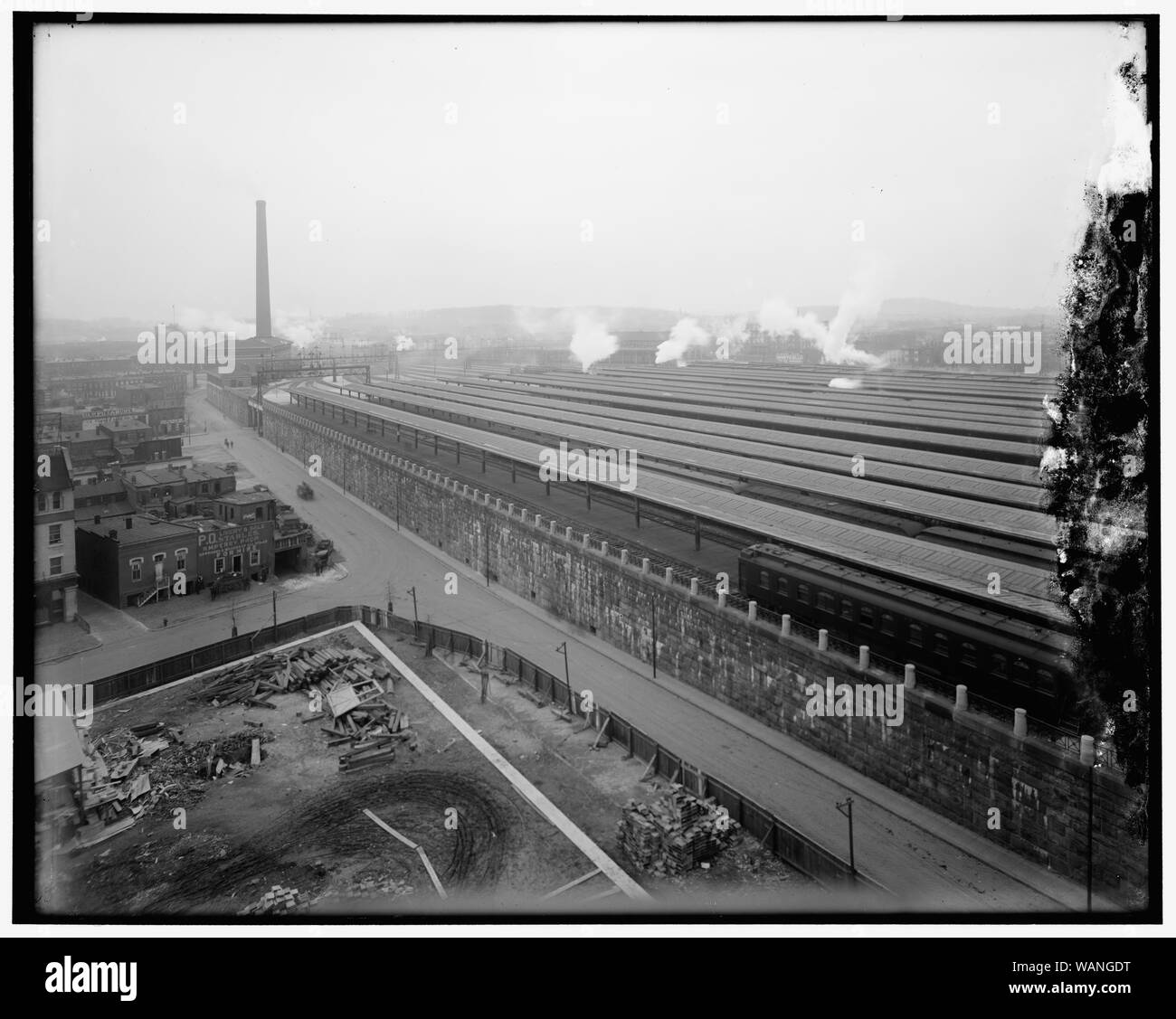 Oggetto binari del treno della Union Station, Washington, D.C., con la prima strada, N.E. visto lungo la parete di pietra Foto Stock