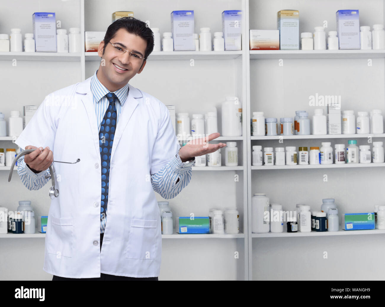 Farmacista maschile che mostra medicinali Foto Stock