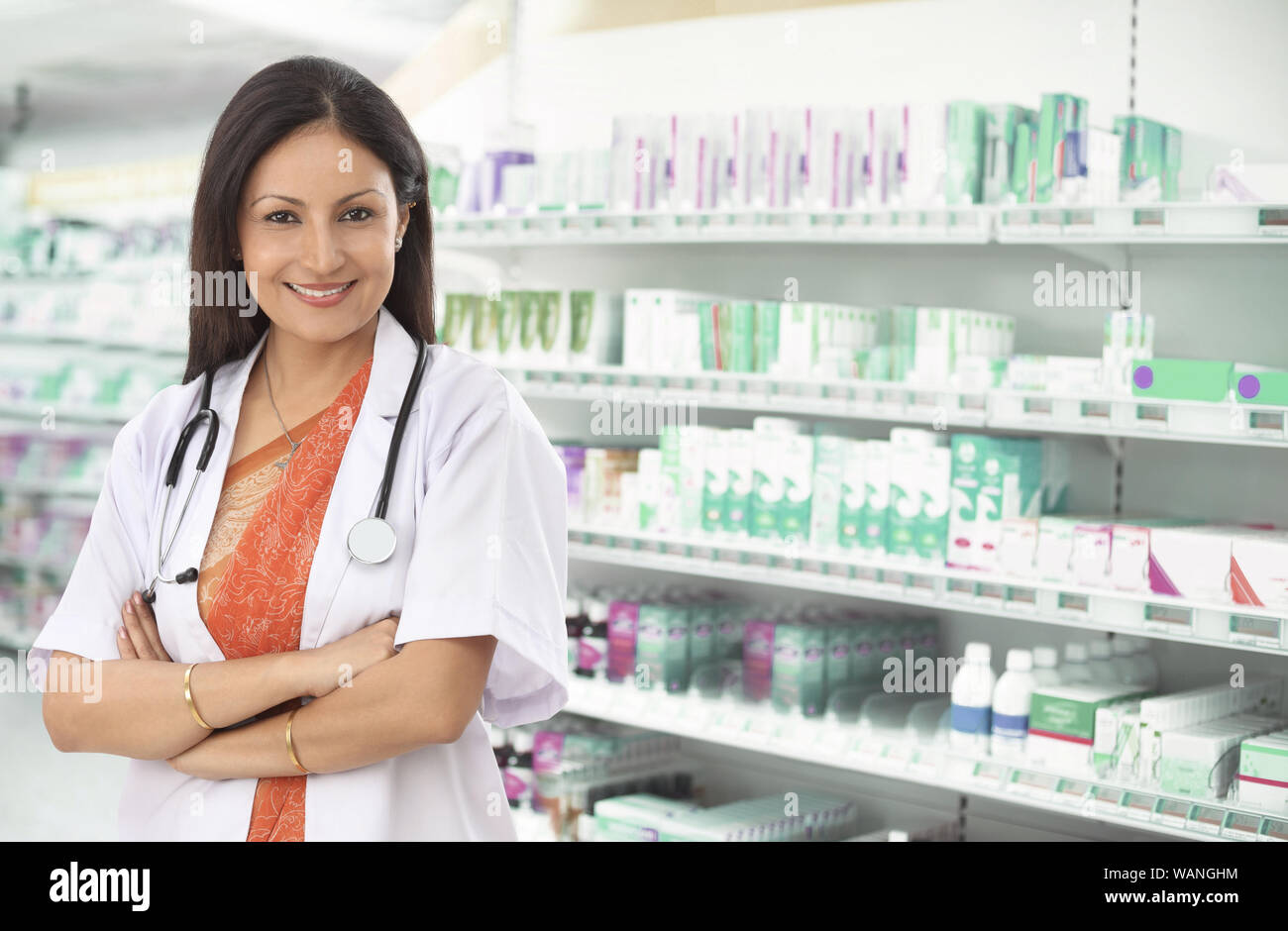 Ritratto di una donna farmacista con le braccia incrociate Foto Stock