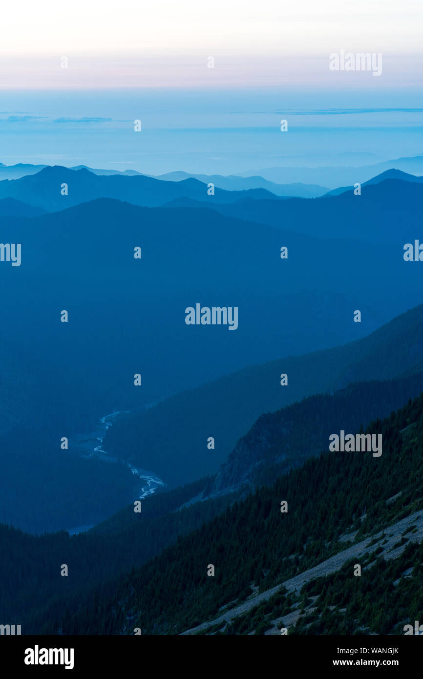 Viola i colori del tramonto e strati di cascate di centrale a Mount Rainier Foto Stock
