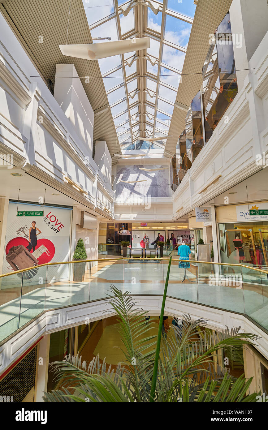 Negozi chiusi lungo il mercato a piedi il centro dello shopping nel centro di Northampton, Inghilterra. Foto Stock