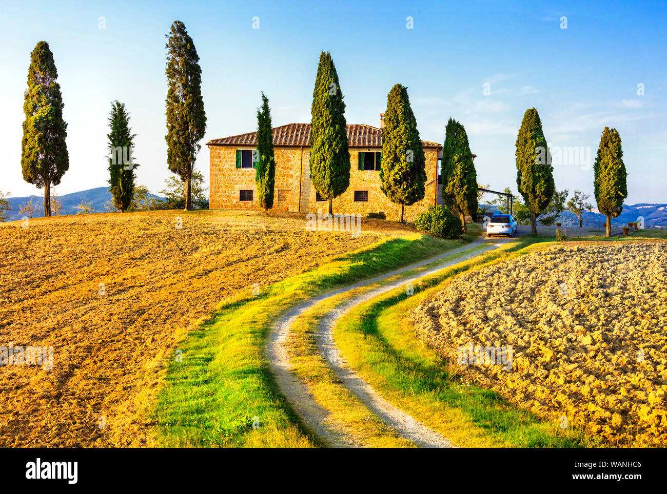 Suggestivo paesaggio della Toscana,vista con agriturismo e cipressi,l'Italia. Foto Stock