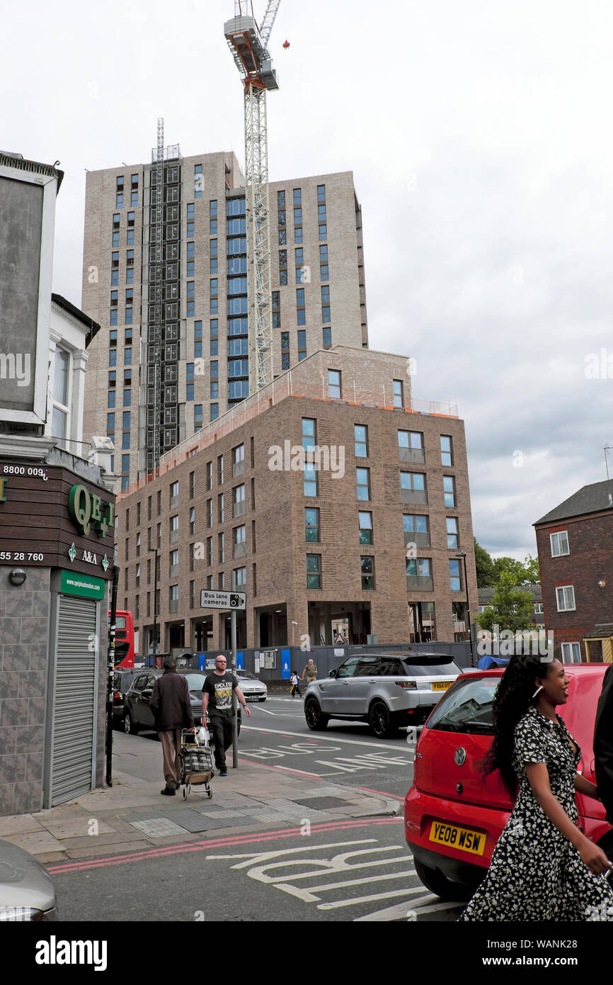 Vista verticale della gru e del nuovo edificio a torre Apex House Seven Sisters House Tottenham Londra N16 UK KATHY DEWITT Foto Stock